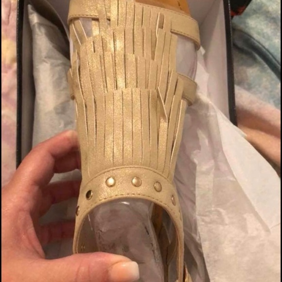 NWT: Fergalicious sandals size 7w - Picture 2 of 2